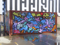 902762 Afbeelding van een graffitikunstwerk op een container, op het terrein tussen het gebouw van de Stadsbrug ...